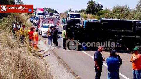 Camión cargado con chiles vuelca y provoca cierre parcial en la Tlaxco–El Tecojotal