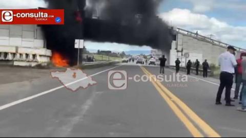 Violento enfrentamiento sindical paraliza la autopista Puebla-Tlaxcala