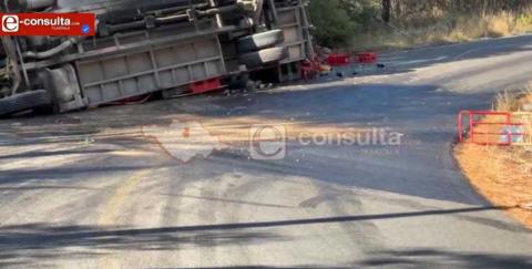 Refresqueros vuelcan con todo y camión; no hubo pérdidas humanas solo daños materiales