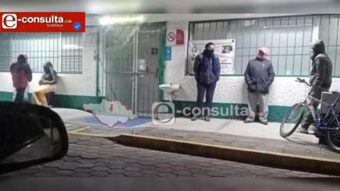 Derechohabientes se tienen que formar toda la madrugada para que tengan derecho a consulta