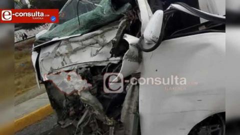 Chofer resulta gravemente herido tras chocar contra tráiler en el libramiento de Huamantla