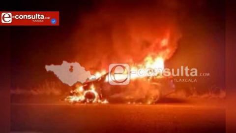 Se incendia camioneta en el Arco Norte a la altura de Sanctórum; solo daños materiales