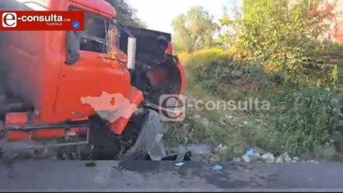 Trabajador del volante choca una pipa y se da a la fuga; un automovilista salva la vida
