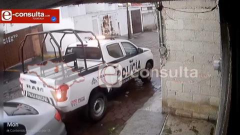 Patrulla de Tlaxcala choca un auto y se da a la fuga, exigen que pague los daños