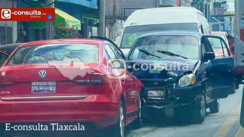 Fuerte choque frontal en Xicohtzinco por aparente imprudencia