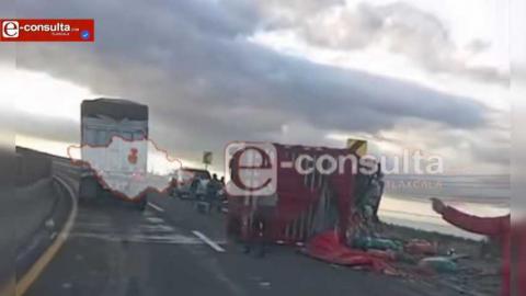 Torton cargado de verduras sufre accidente en el libramiento de Huamantla