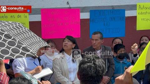 “¡Que regrese la directora!” Madres de familia protestan en primaria de San Pablo del Monte