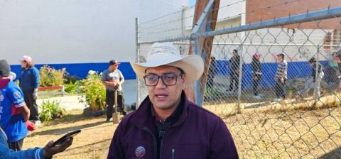 Inician retiro de techumbre y faena de limpieza en la cancha de la Unidad Habitacional Coatepec - Tetla imagen 2