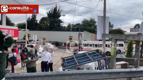 Trailer choca con puente peatonal y arroja estructuras metálicas en carpeta asfáltica