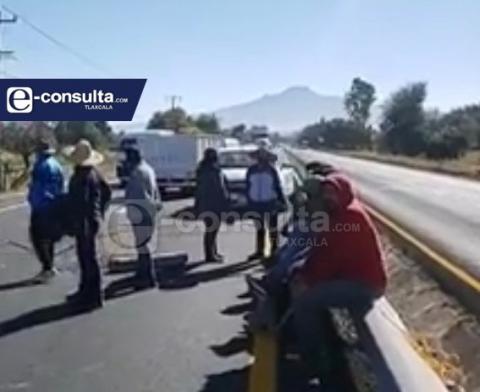 Revienta conflicto por falta de obra en Panotla, pobladores cierran autopista imagen 4