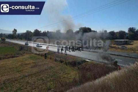 Revienta conflicto por falta de obra en Panotla, pobladores cierran autopista imagen 1