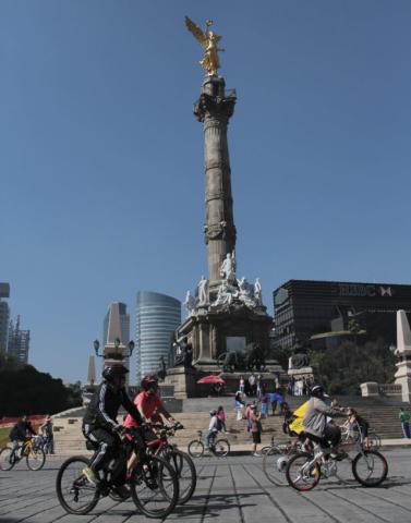 El ángel cela Independencia observa a los paseantes en bicicleta 