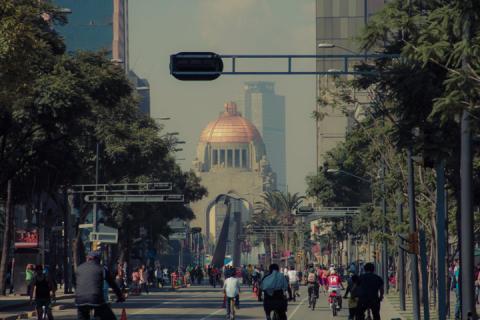 os capitalinos y visitantes se adueñan del paseo de la Reforma los domingos por la mañana