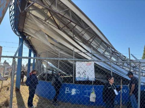 Inician retiro de techumbre y faena de limpieza en la cancha de la Unidad Habitacional Coatepec - Tetla imagen 1