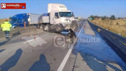 Tráiler se estrella en Arco Norte y provoca cierre total en ambos sentidos