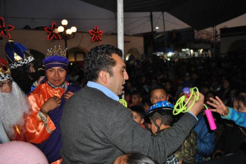 Alcalde agasajo a los pequeñines en el Día de Reyes Magos imagen 4