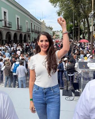 RSP en el bote de la basura; Aurora Villeda utiliza evento de Alfonso para posar