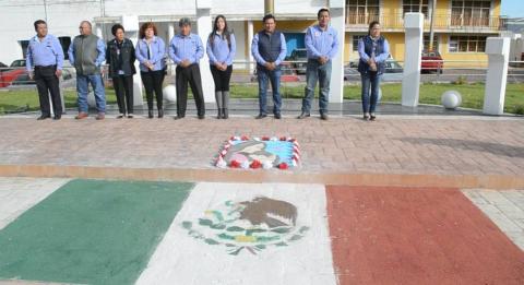 Ayuntamiento de Tzompantepec realiza honores a la bandera imagen 3
