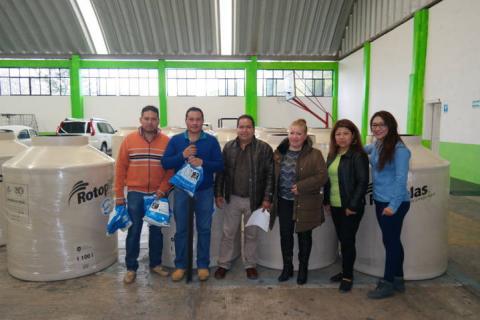 Ayuntamiento y SMDIF apoyan la economía familiar entregando tinacos imagen 2