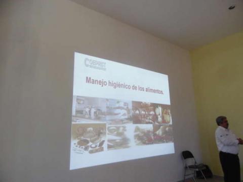 Ayuntamiento y SMDIF ofrecieron curso sobre higiene de alimentos imagen 3
