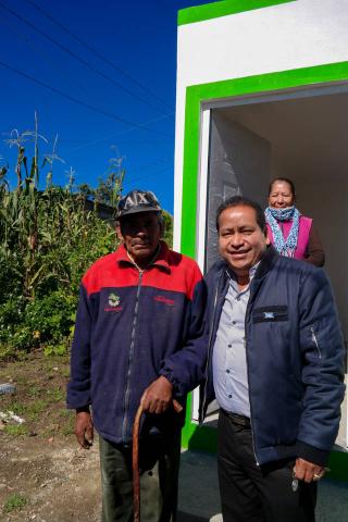 Alcalde entrega habitaciones a familias de bajos recursos imagen 4