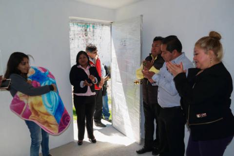 Alcalde entrega habitaciones a familias de bajos recursos imagen 1