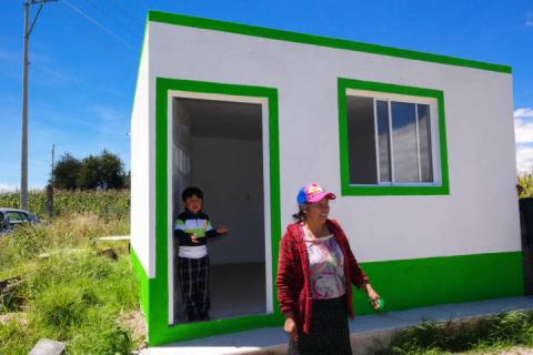 Alcalde entrega habitaciones a familias de bajos recursos imagen 2