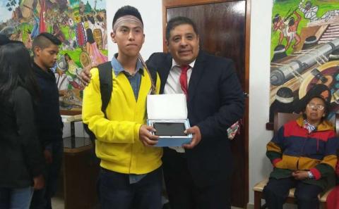 Entregó Castro López tabletas a egresados de telesecundaria imagen 1