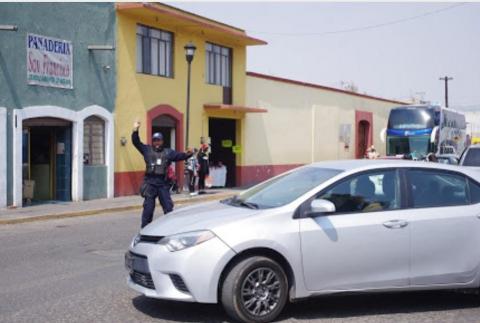 Seguridad municipal ayudando a la vialidad