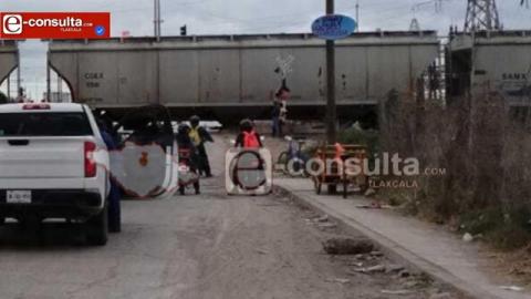 Tren arrastra camioneta en Apizaco y deja tres lesionados, entre ellos un bebé