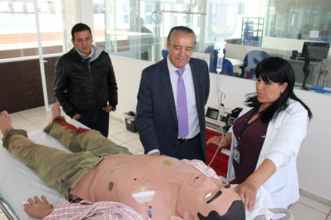 Acompañado del rector, el profesor José Luis Trejo conoció la infraestructura médica que soporta el Club Linces, gracias al Hospital de Simulaciones Médicas de la UMT