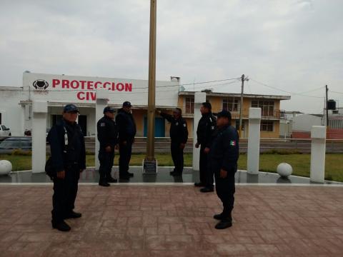 Encabeza Ayuntamiento de Tzompantepec izamiento de bandera imagen 2