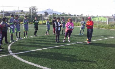 Entregan regidoras material deportivo a niños y jóvenes de Villas Doña Marina imagen 1