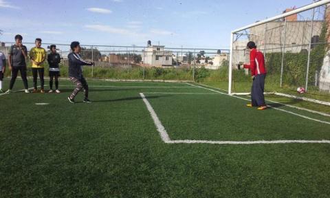 Entregan regidoras material deportivo a niños y jóvenes de Villas Doña Marina imagen 3