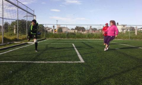 Entregan regidoras material deportivo a niños y jóvenes de Villas Doña Marina imagen 2