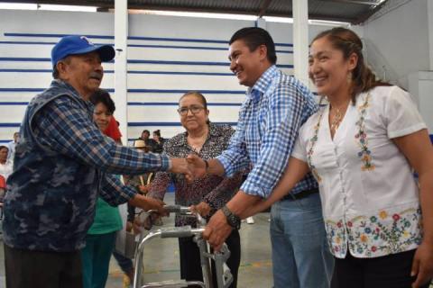 Ayuntamiento y SMDIF entregan aparatos funcionales a personas con discapacidad imagen 1