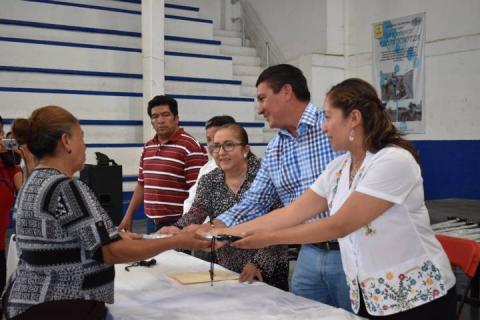 Ayuntamiento y SMDIF entregan aparatos funcionales a personas con discapacidad imagen 2