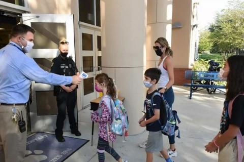 ¡Contagian a 7 en California! Padres irresponsables envian a la escuela a su hijo con Covid