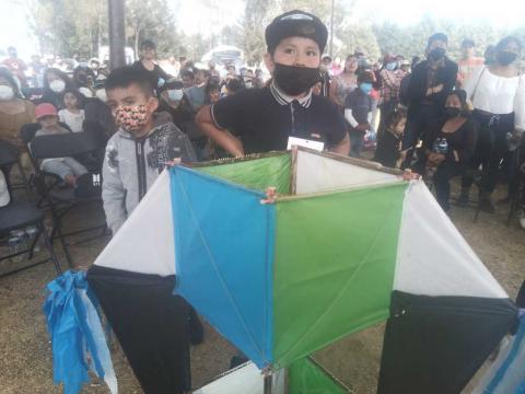 Convivencia familiar y rescate de tradiciones en concurso de papalotes en Tetlanohcan imagen 1