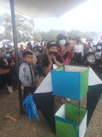 Convivencia familiar y rescate de tradiciones en concurso de papalotes en Tetlanohcan imagen 2