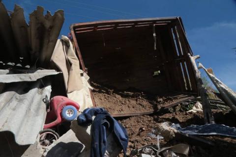 Salvan la vida después de volcar camioneta cargada con barro en Panotla imagen 1