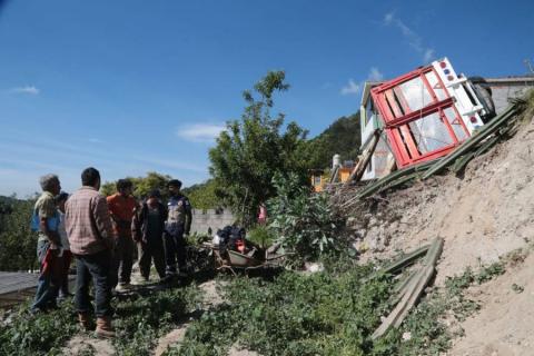 Salvan la vida después de volcar camioneta cargada con barro en Panotla imagen 2