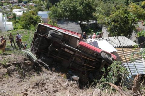 Salvan la vida después de volcar camioneta cargada con barro en Panotla imagen 3