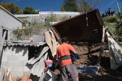 Salvan la vida después de volcar camioneta cargada con barro en Panotla imagen 4