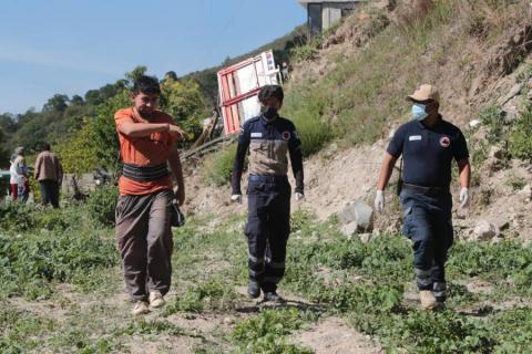 Salvan la vida después de volcar camioneta cargada con barro en Panotla imagen 5