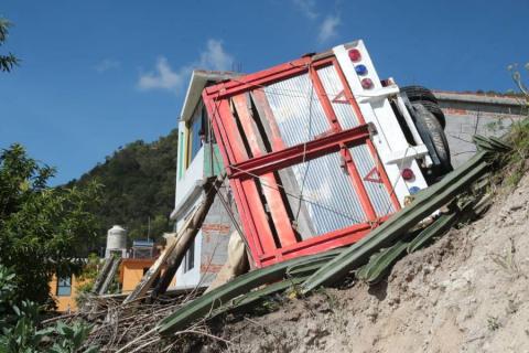 Salvan la vida después de volcar camioneta cargada con barro en Panotla imagen 6