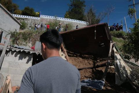 Salvan la vida después de volcar camioneta cargada con barro en Panotla imagen 7