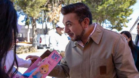 Salvador Santos encabeza segundo día de Caravana de Reyes Magos imagen 3