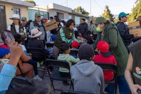 Salvador Santos encabeza segundo día de Caravana de Reyes Magos imagen 1