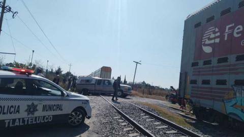 Policía de Tlaltelulco evita tragedia ferroviaria al rescatar camioneta varada cerca de las vías imagen 1